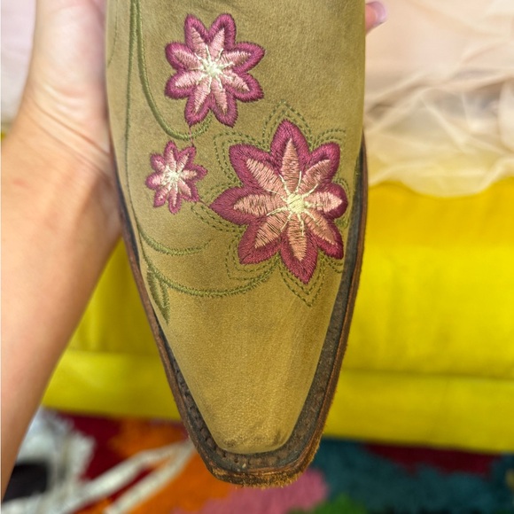 Circle G Embroidered Tan Cowboy Boots with Pink Flowers Snip Toe  NWOT Size 9.5 - Picture 8 of 16